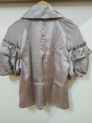 Camiseta beige con volantes