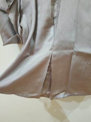 Camiseta beige con volantes