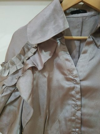 Camiseta beige con volantes