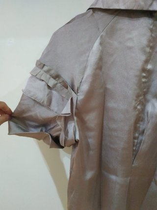Camiseta beige con volantes