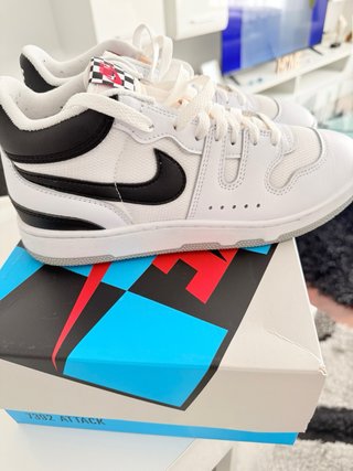Nike Attack Blancas y Negras