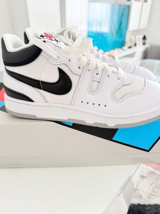 Nike Attack Blancas y Negras