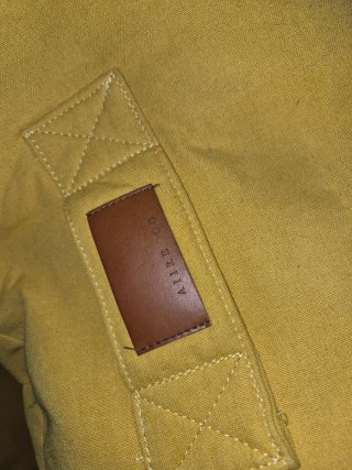 Puff de suelo amarillo