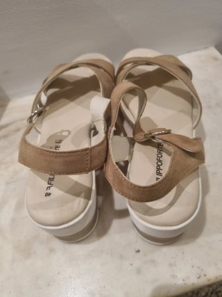 Sandali beige con zeppa