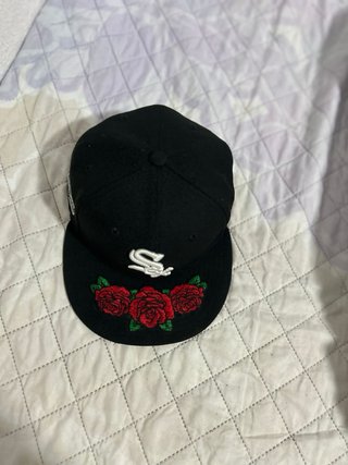 Gorra New Era Negra con Rosas Rojas