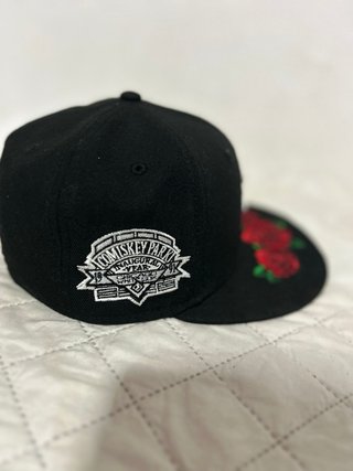 Gorra New Era Negra con Rosas Rojas