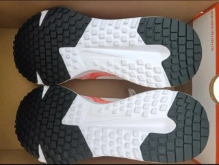 Zapatillas Nike Blancas y Rojas