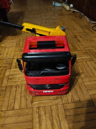 Camión grúa Bruder rojo y amarillo