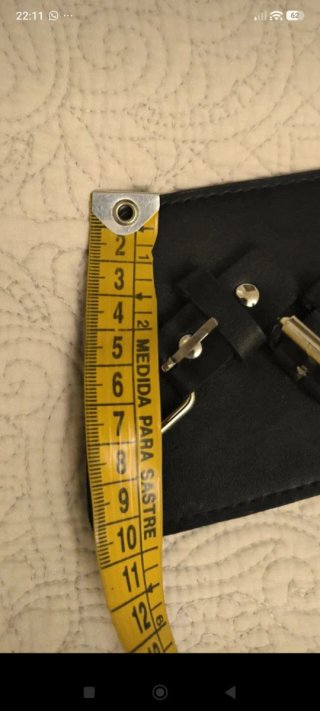 Cinturón negro con hebillas