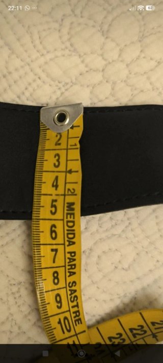 Cinturón negro con hebillas