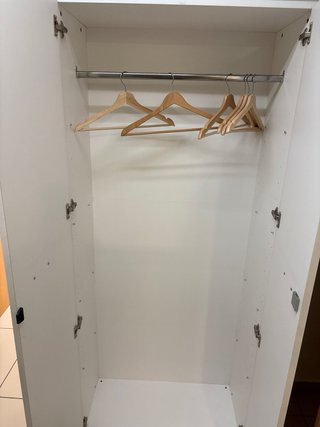 Armario perchero madera y plástico