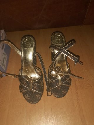 Tacones Guess