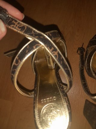 Tacones Guess