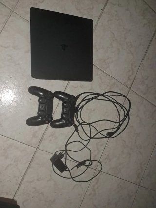 PS4 Slim Nera Completa con 2 Controller e Cavi