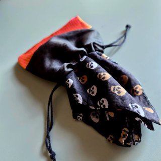 Bandana in seta con stampa teschio