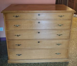 Cómoda de madera con tiradores dorados