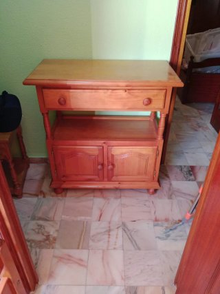 Escritorio de madera con estantería
