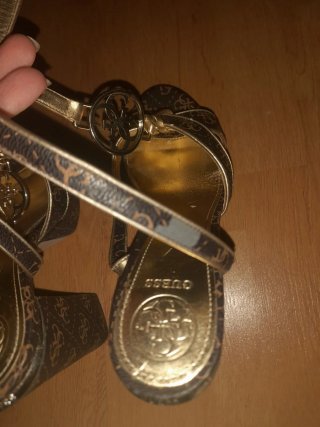 Tacones Guess