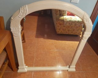 Espejo de madera con marco curvo
