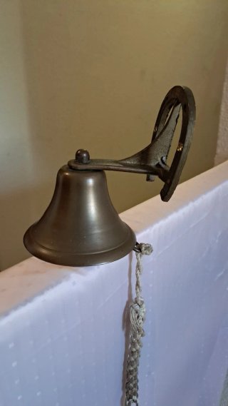 Campana de bronce con cuerda