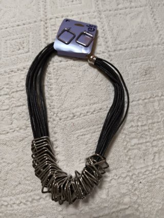 Collar corto y pendientes cuadrados Claire's
