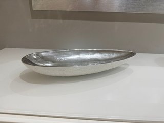 Jarrón blanco con tapa plateada