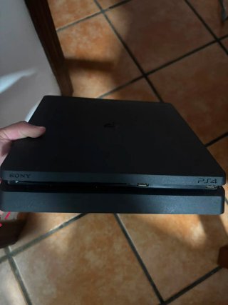 Console PS4 nera + Controller rosso