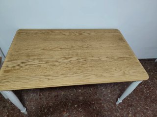 Mesa de madera con patas blancas