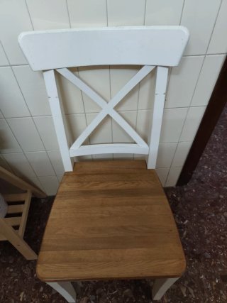 Mesa de madera con patas blancas