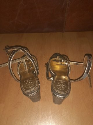 Tacones Guess