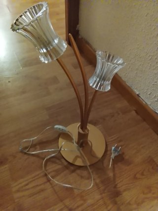 Lámpara de mesa con 2 tulipas de cristal