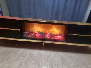 Mesa moderna con chimenea negra y dorada