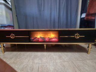 Mesa moderna con chimenea negra y dorada