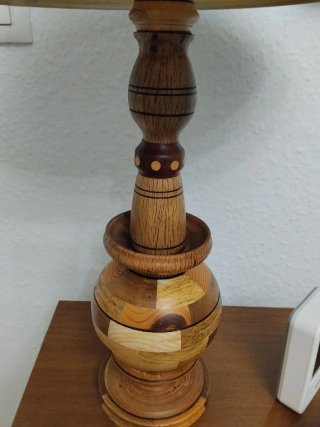 Lámpara de mesa de madera artesanal