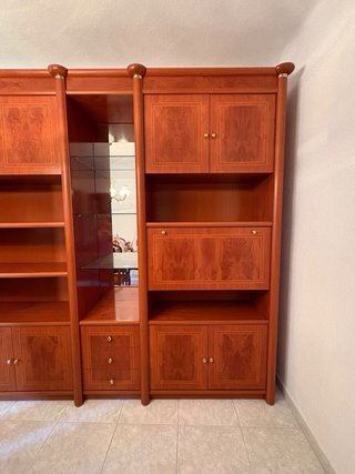 Mueble de comedor de madera y cristal