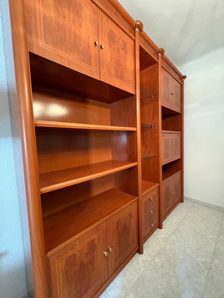 Mueble de comedor de madera y cristal