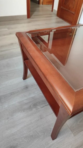 Mesa de centro elevable madera y cristal.