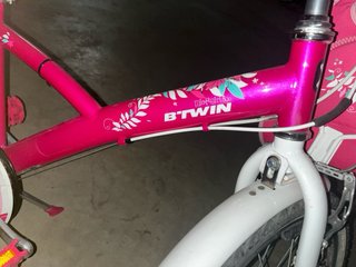 Bicicleta infantil rosa con cesta