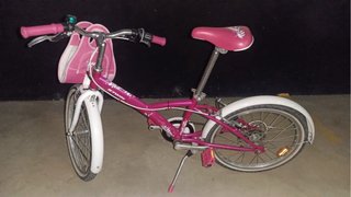 Bicicleta infantil rosa con cesta