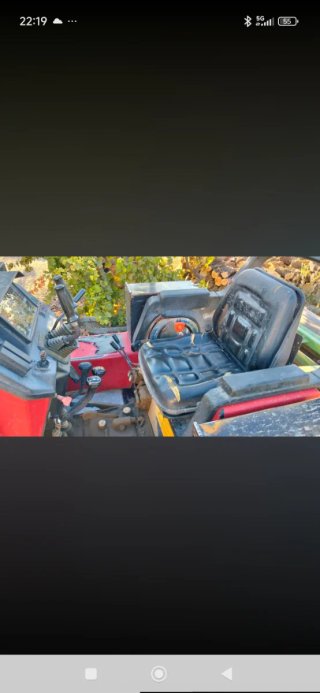 Tractor de orugas rojo