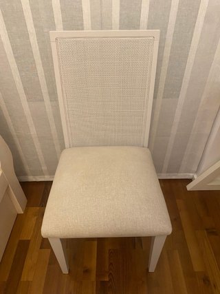 Silla de comedor elegante beige y blanca