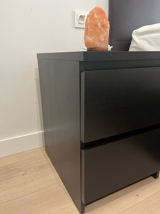 Mesita de noche de madera y piedra