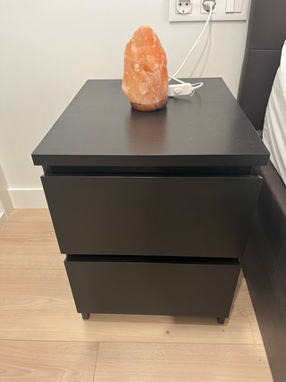 Mesita de noche de madera y piedra