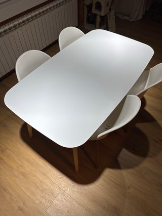 Mesa comedor Ikea blanca y madera sillas incluidas