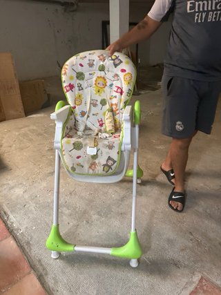 Trona de bebé con estampado infantil