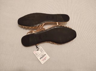 Sandalias planas doradas
