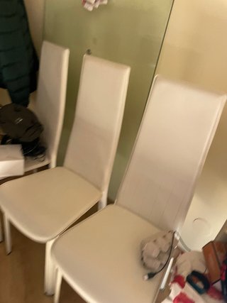 Mesa cristal con 4 sillas polipiel blancas