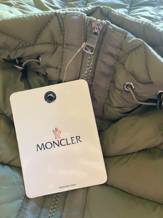 Chaqueta verde con capucha