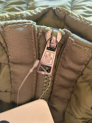 Chaqueta verde con capucha