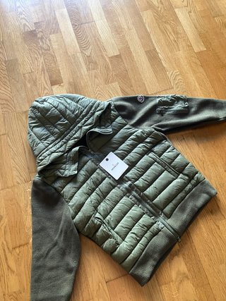Chaqueta verde con capucha